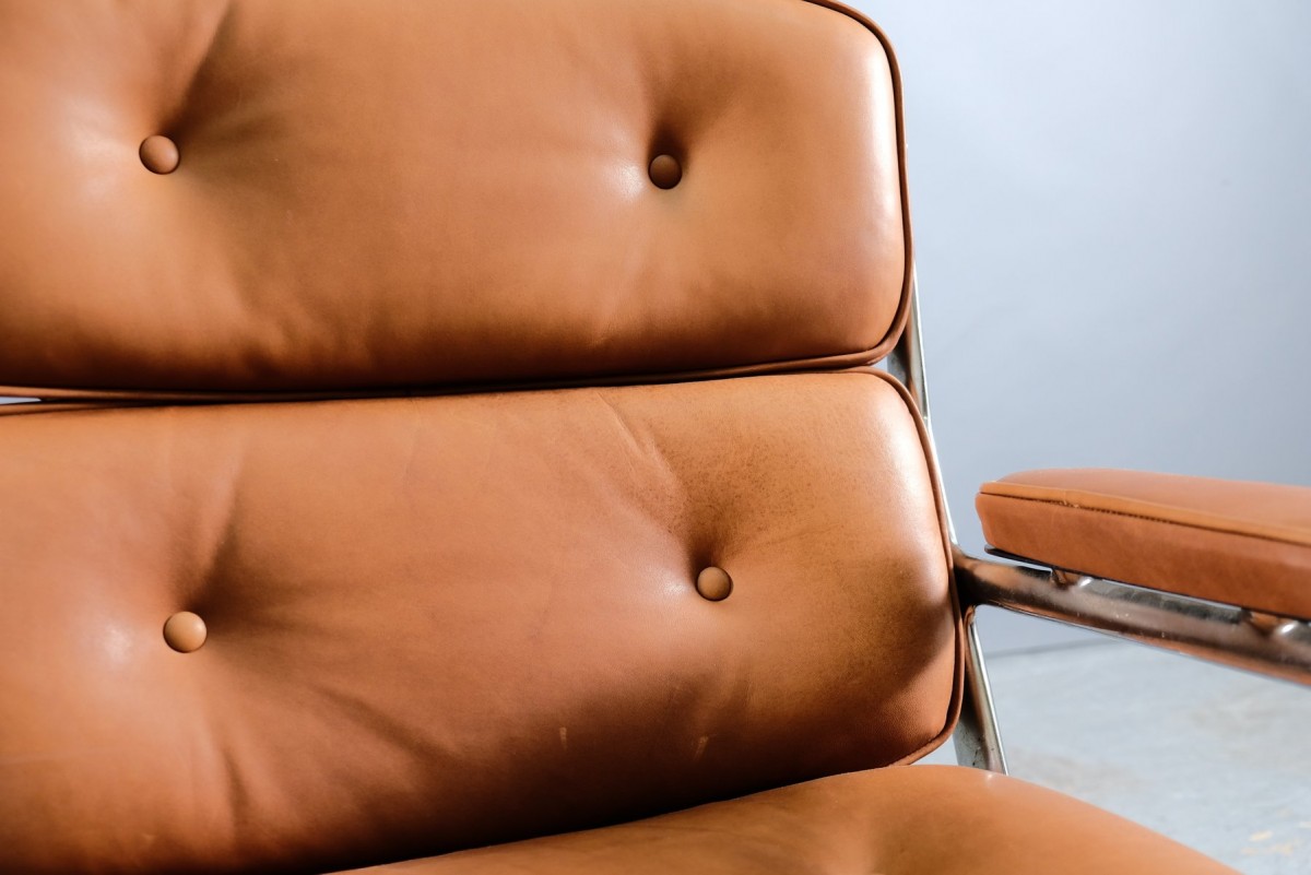 Cognacfarbener Vintage Lobby Chair von Charles & Ray Eames für Herman Miller