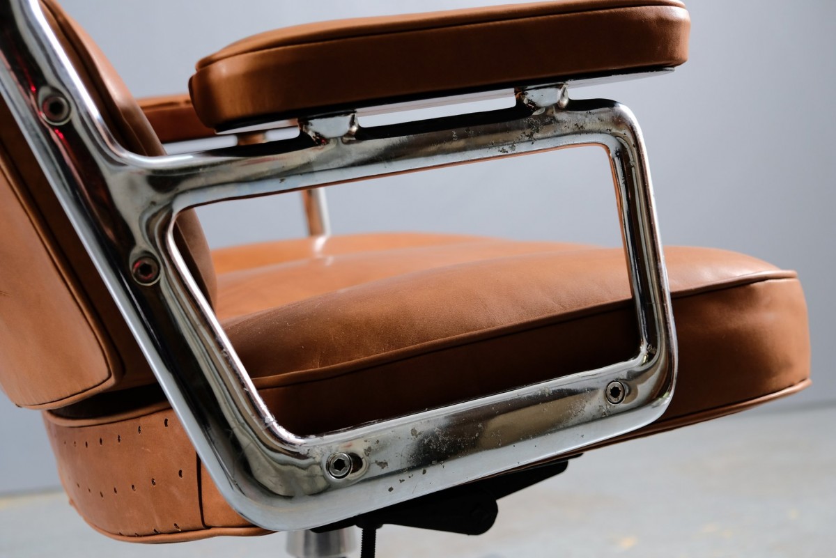 Cognacfarbener Vintage Lobby Chair von Charles & Ray Eames für Herman Miller