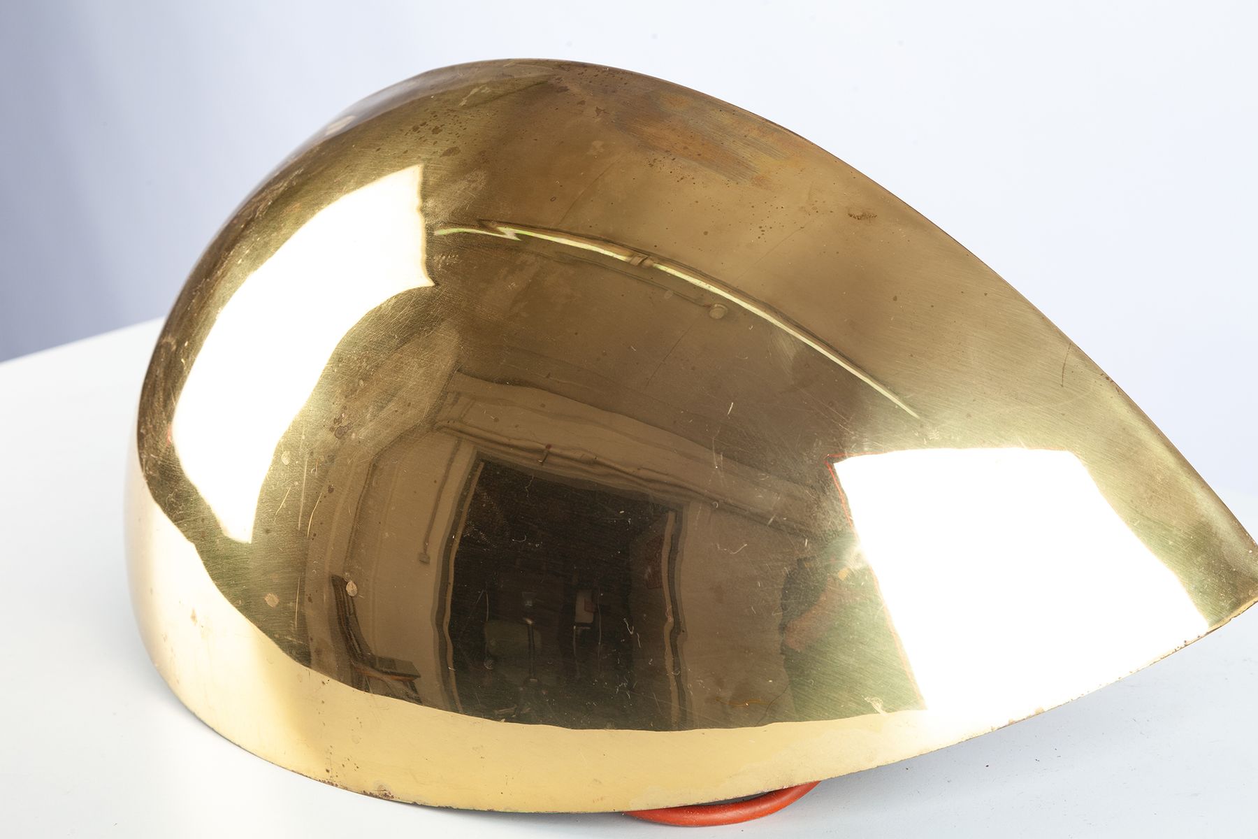 Goldene italienische Wandlampe in Halbmondform, 1960er