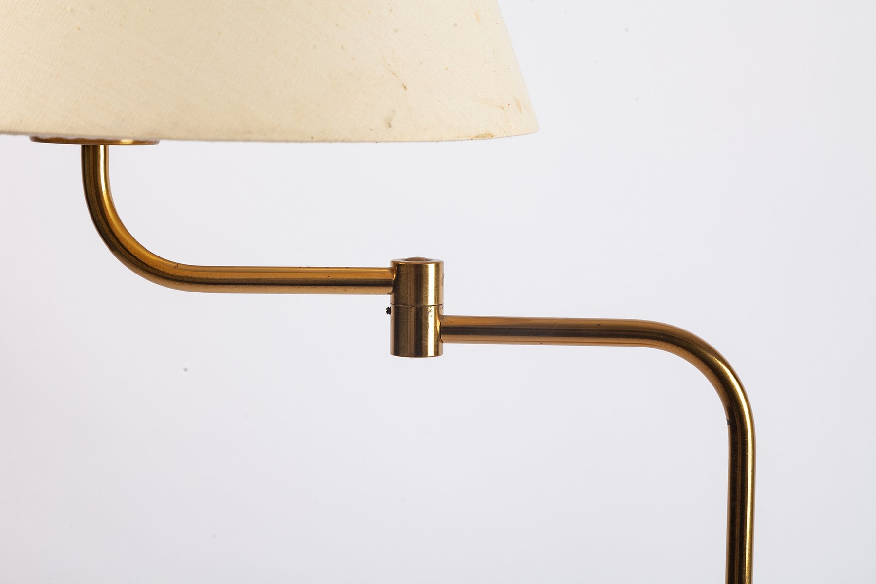 Goldene Stehlampe aus Metall mit Schwenkarm, 1960er