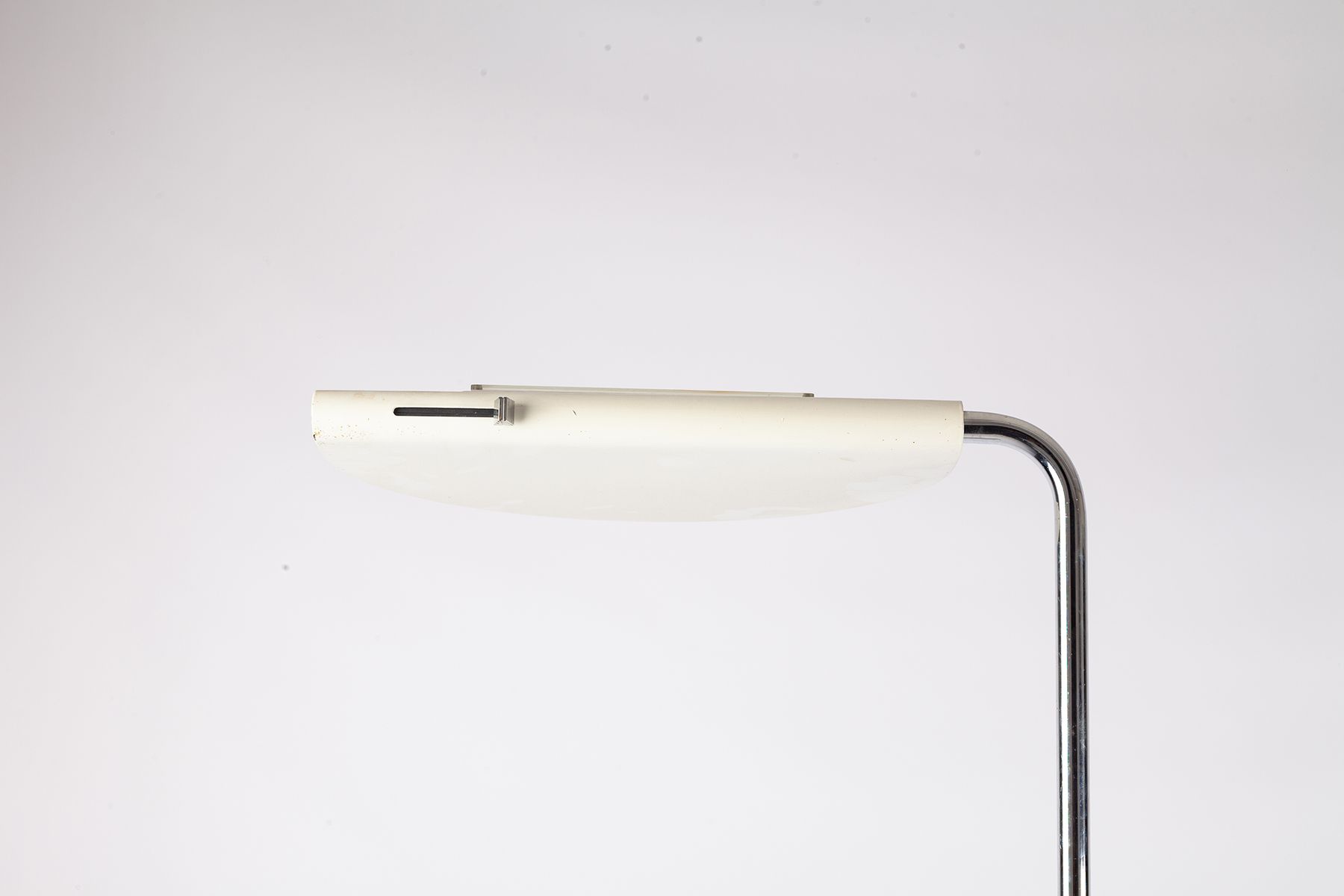 Italienische Stehlampe aus Chrom & weißem Metall, 1970er