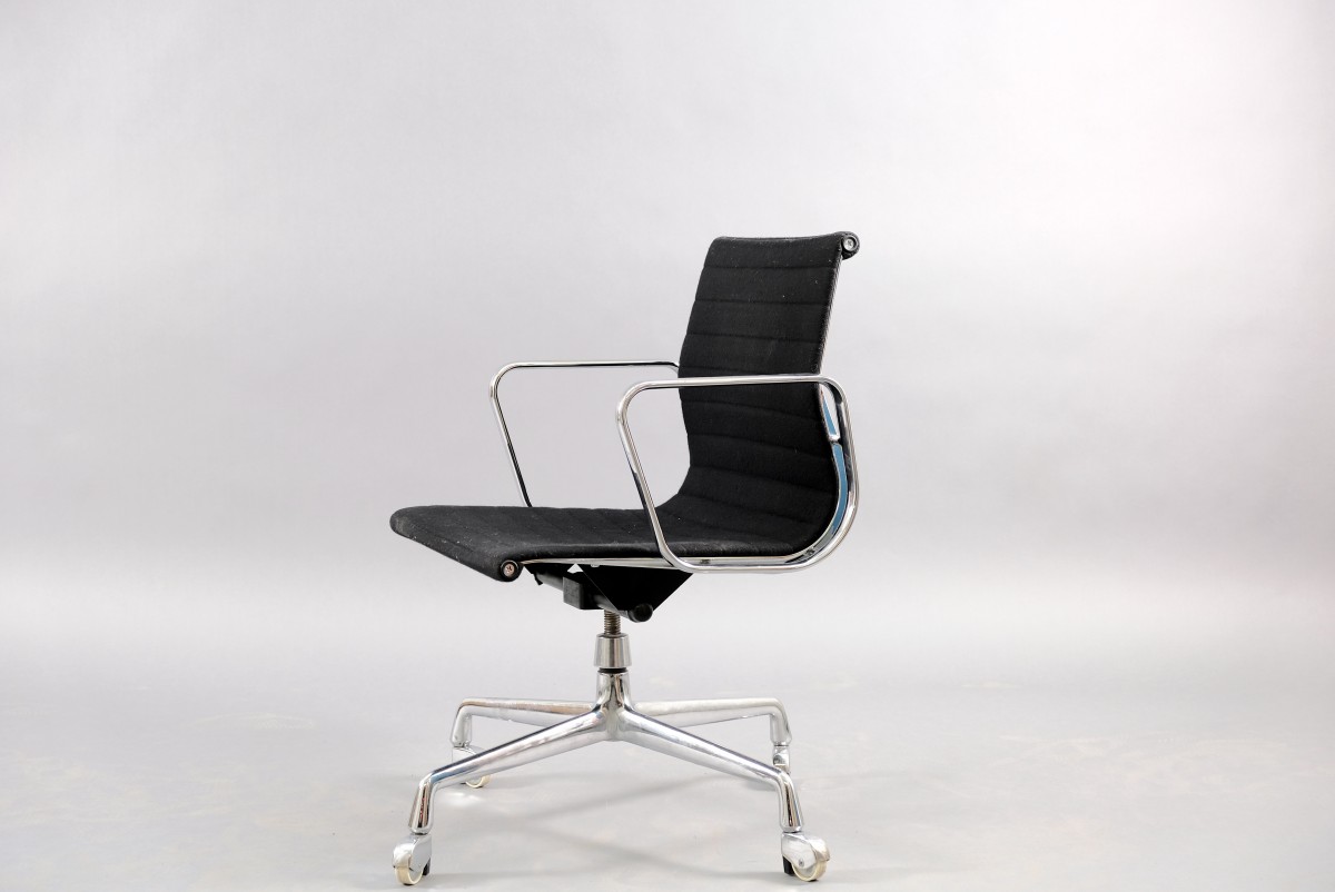 Mid-Century Model EA 117 Swivel Chair by Charles & Ray Eames for Herman Miller
