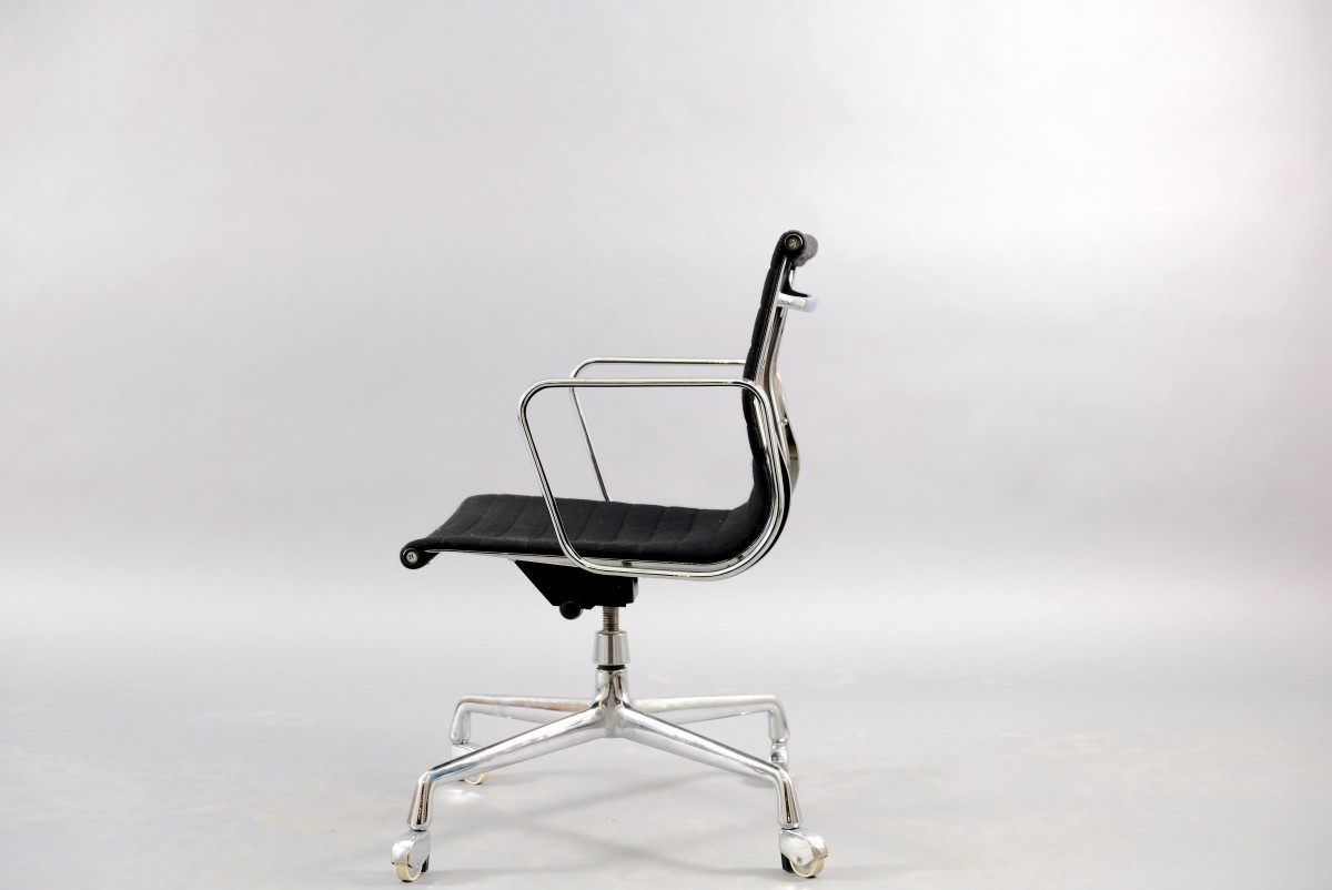 Mid-Century Model EA 117 Swivel Chair by Charles & Ray Eames for Herman Miller