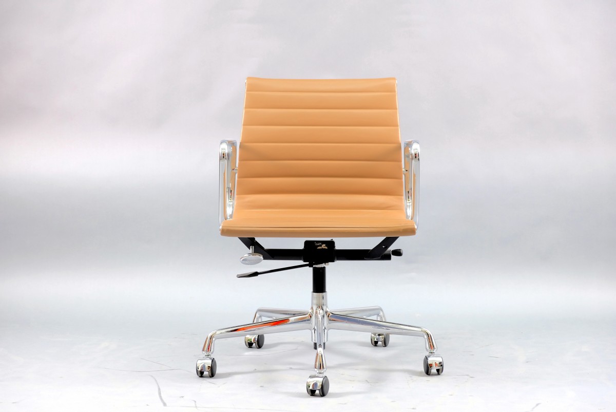 Mid-Century Model EA 117 Swivel Chair by Charles & Ray Eames for Vitra