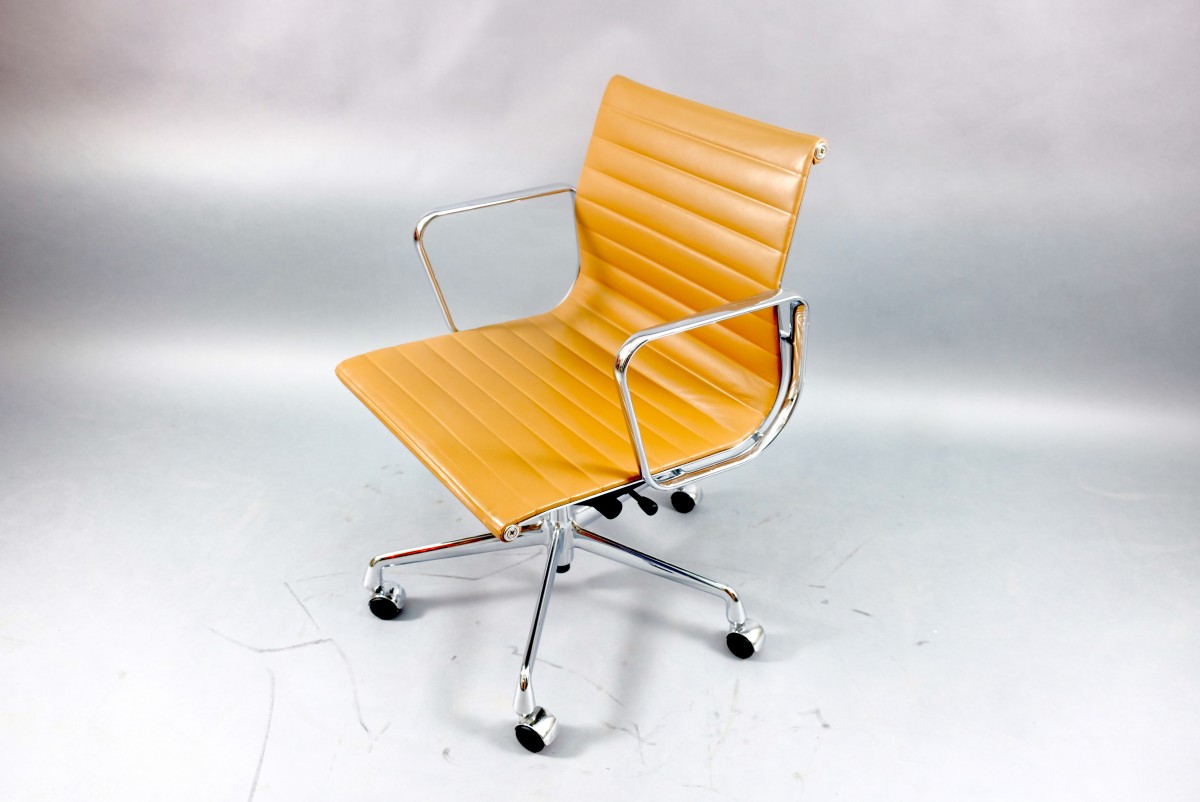 Mid-Century Model EA 117 Swivel Chair by Charles & Ray Eames for Vitra