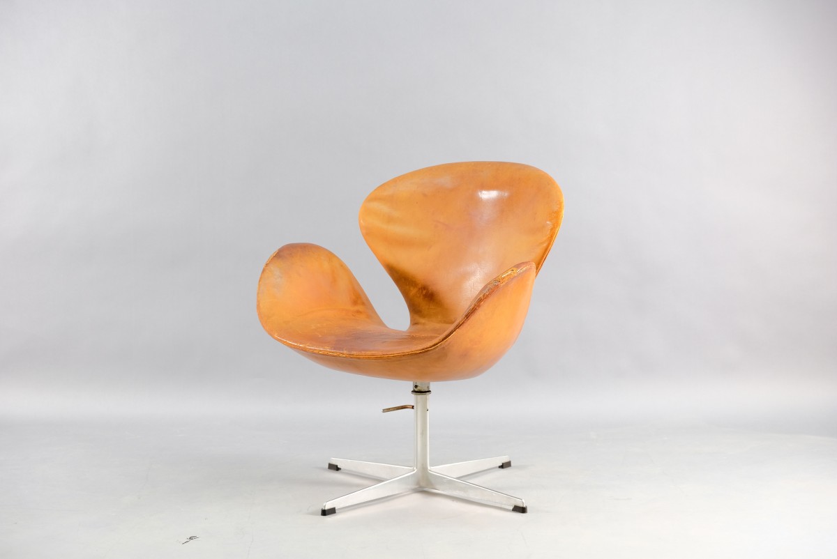 Mid-Century Swan Chair by Arne Jacobsen for Fritz Hansen
