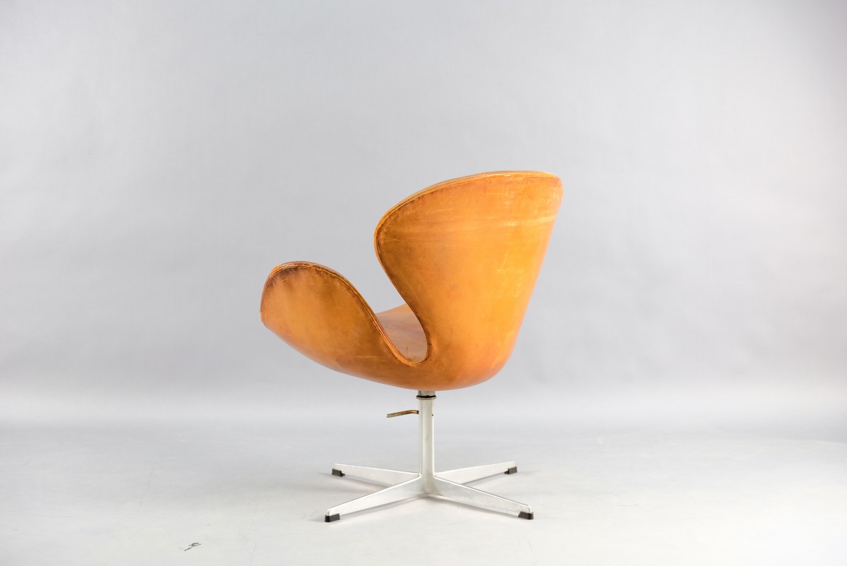 Mid-Century Swan Chair by Arne Jacobsen for Fritz Hansen