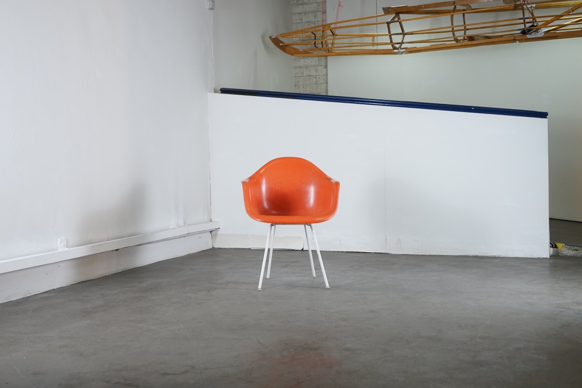 Orangener Vintage Fiberglas Stuhl von Charles & Ray Eames für Vitra, 1960er