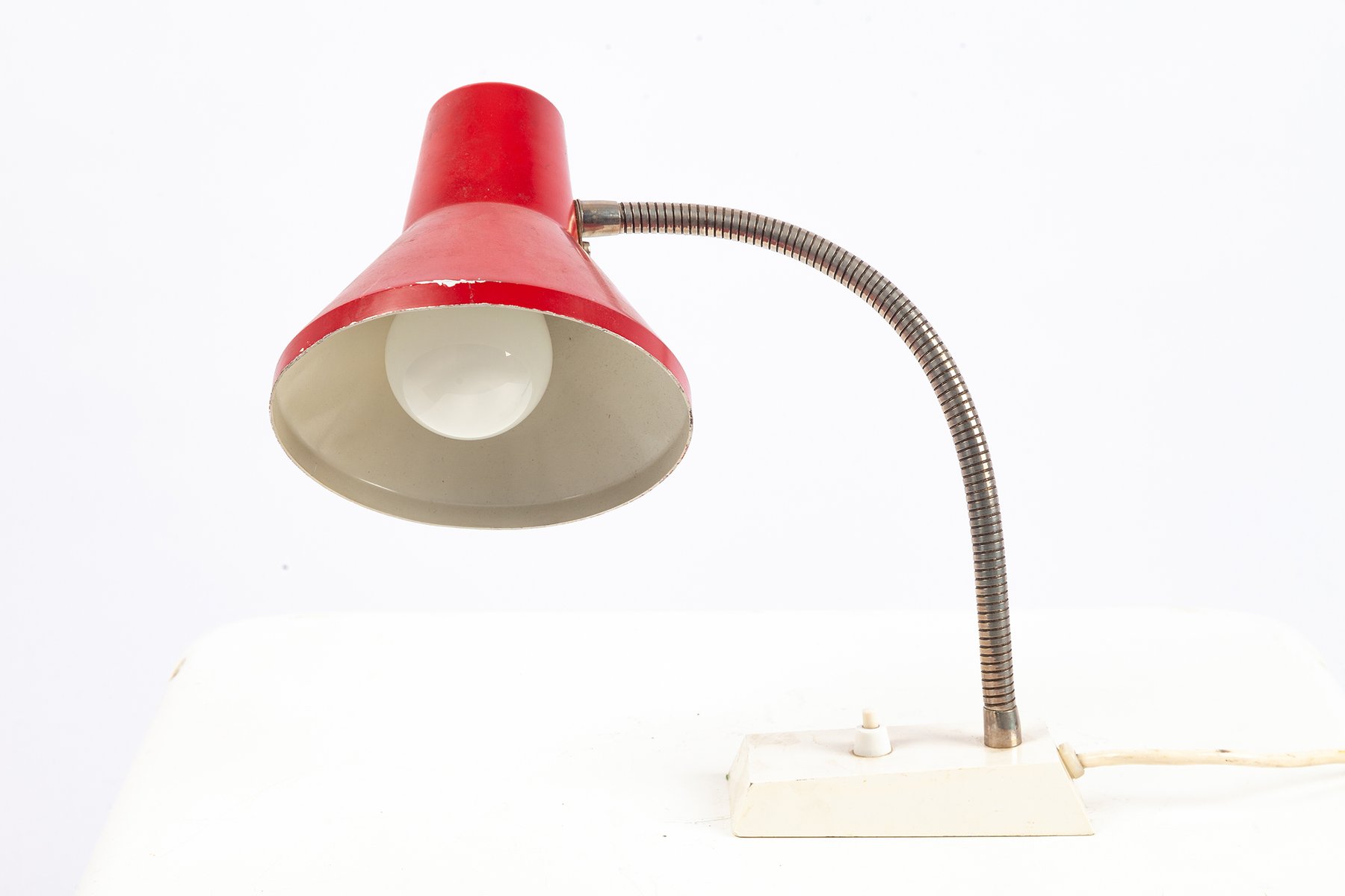 Rote Tischlampe aus Metall, 1950er
