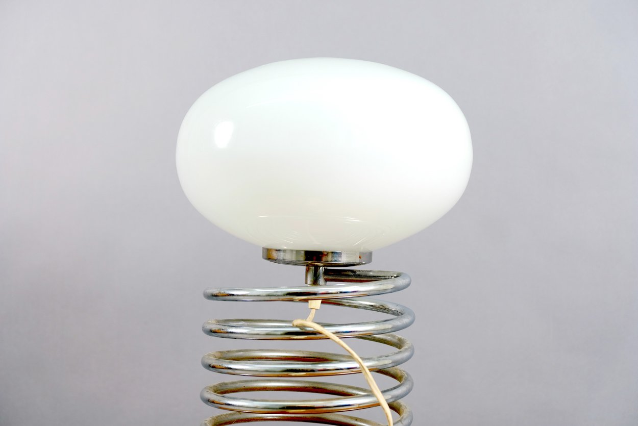 Tischlampe aus Chrom mit ovalem Schirm aus Opalglas, 1960er