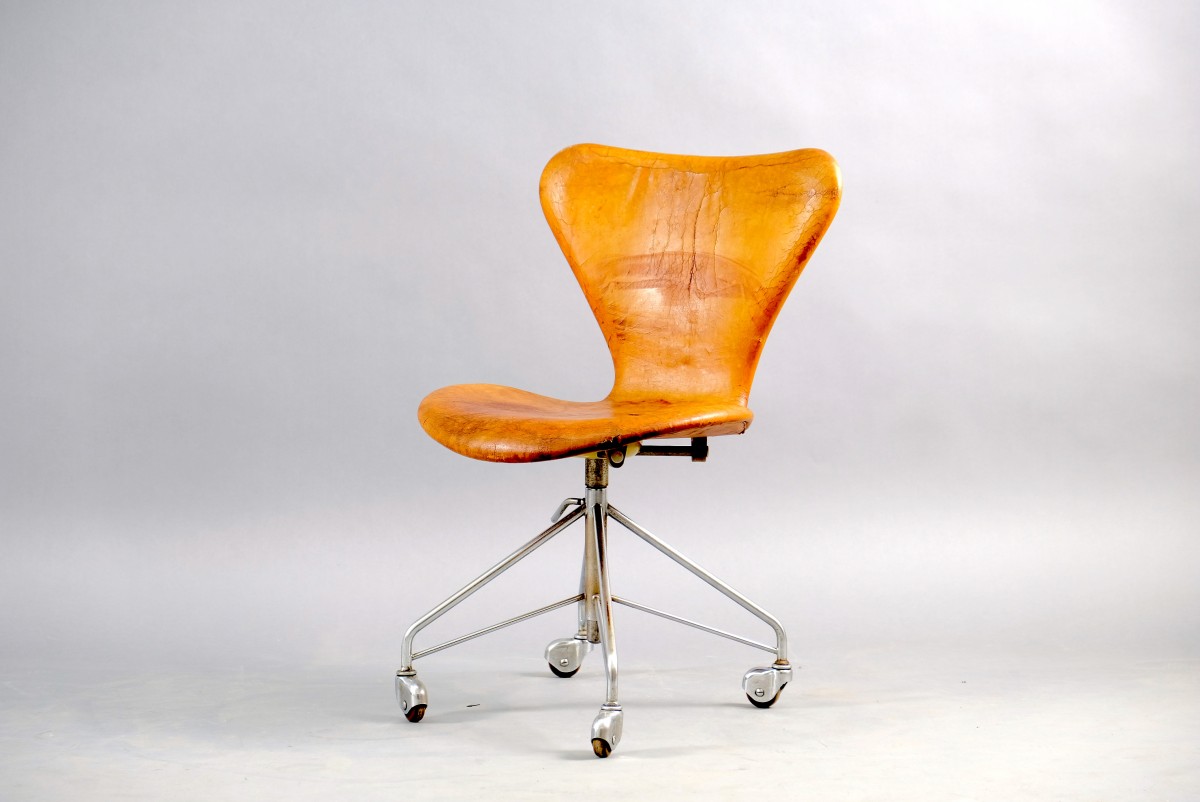 Vintage cognac Leather Office Chair by Arne Jacobsen for Fritz Hansen
