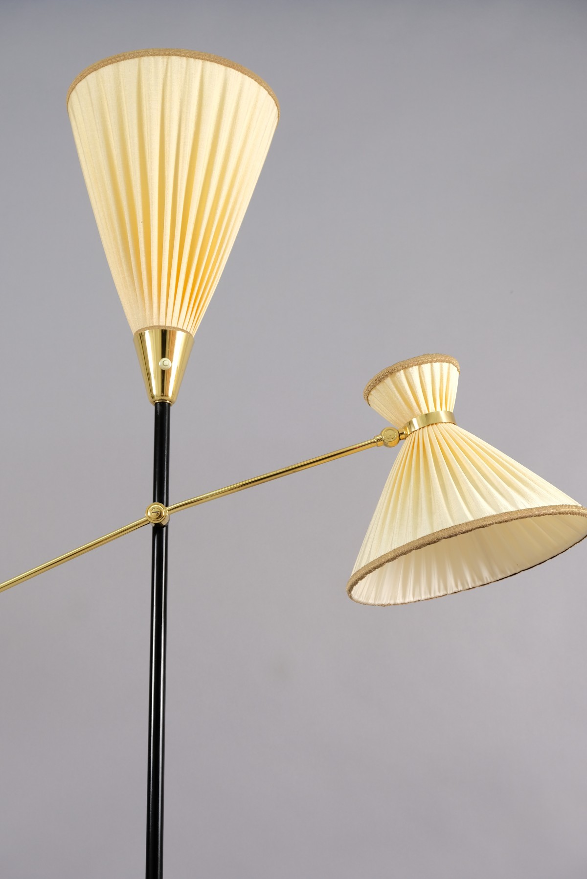 Vintage Stehlampe aus Messing mit weißem Lampenschirm, 1950er bei Lieber  Möbel kaufen