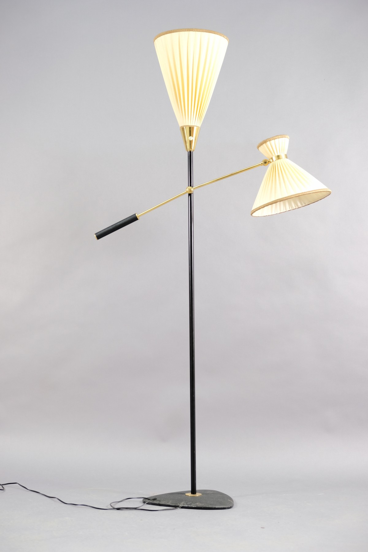 Vintage Stehlampe aus Messing mit weißem Lampenschirm, 1950er