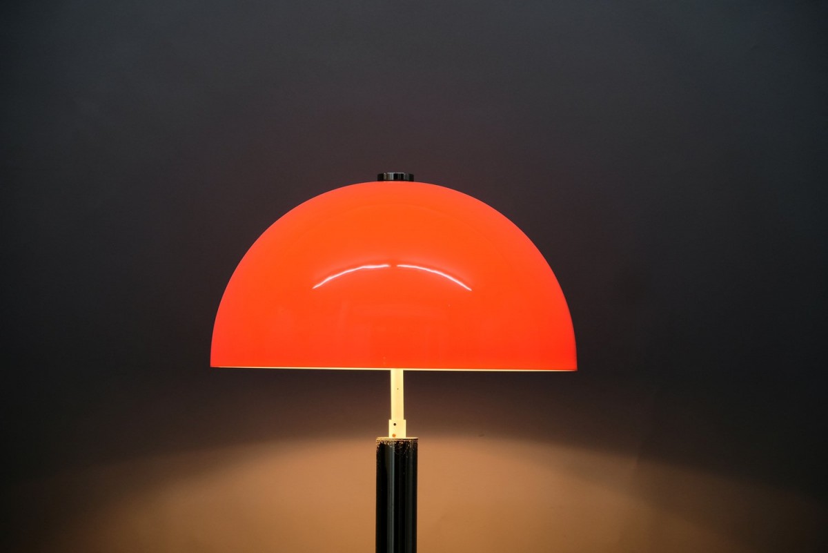 Vintage Tischlampe mit Fuß aus Chrom & orangefarbenem Schirm, 1970er