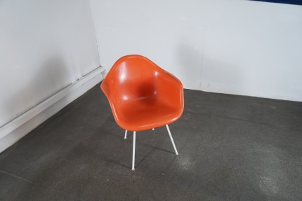 Orangener Vintage Fiberglas Stuhl von Charles & Ray Eames für Vitra, 1960er