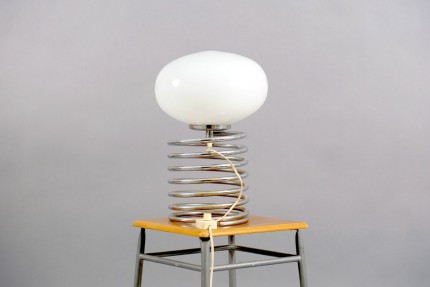 Tischlampe aus Chrom mit ovalem Schirm aus Opalglas, 1960er